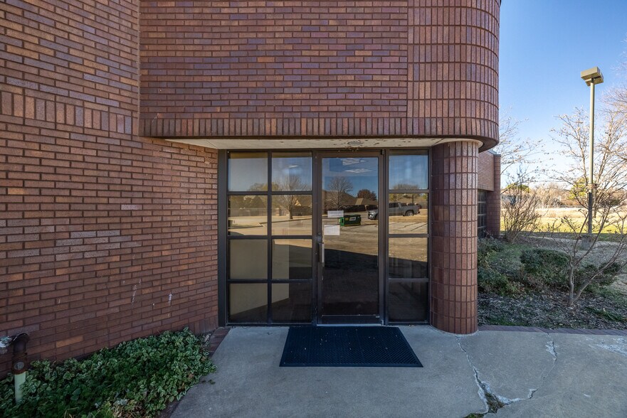 More Photos Of 6940 S Utica Ave, Tulsa Office For Sale