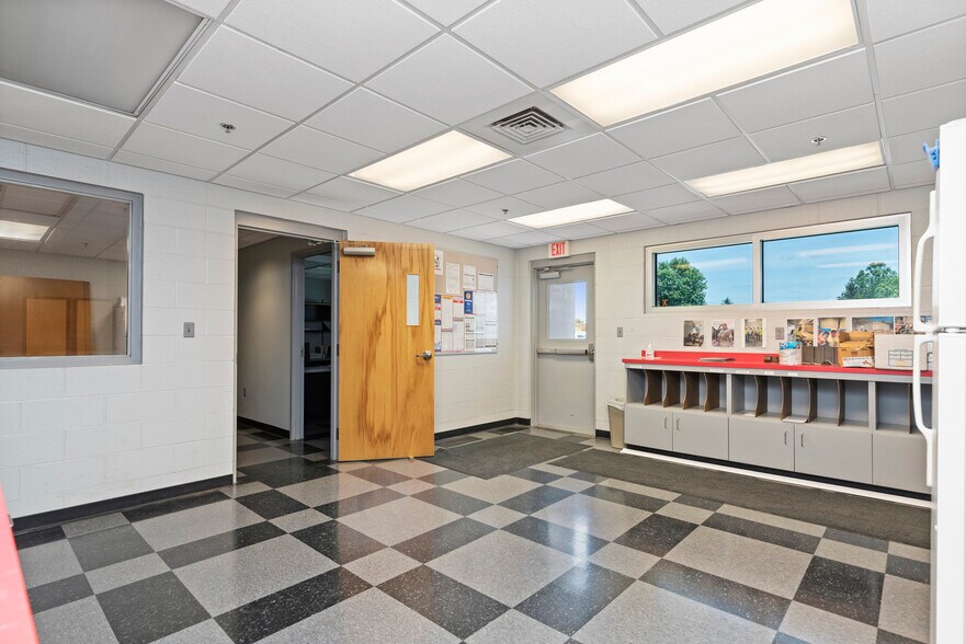 More Photos Of 1514 Commerce Ave, Carlisle Light Distribution For Lease