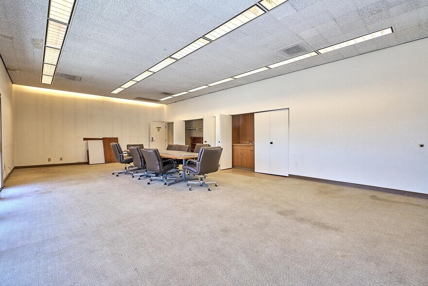 More Photos Of 1450 W Redondo Beach Blvd, Gardena Bank For Lease