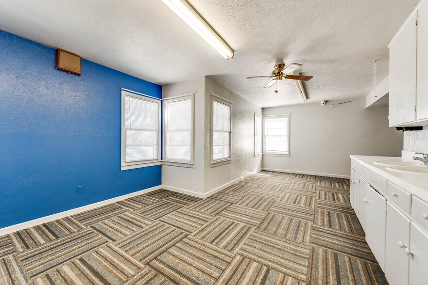 More Photos Of 1005 Austin St, Midland Storefront For Sale