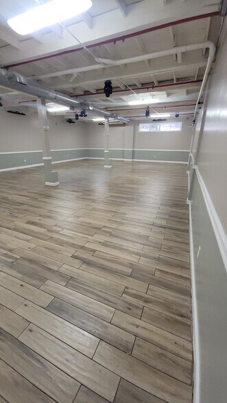 More Photos Of 141 Coit St, Irvington Showroom For Lease