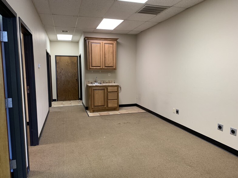 More Photos Of 7700 N Hudson Ave, Oklahoma City Light Manufacturing For Lease