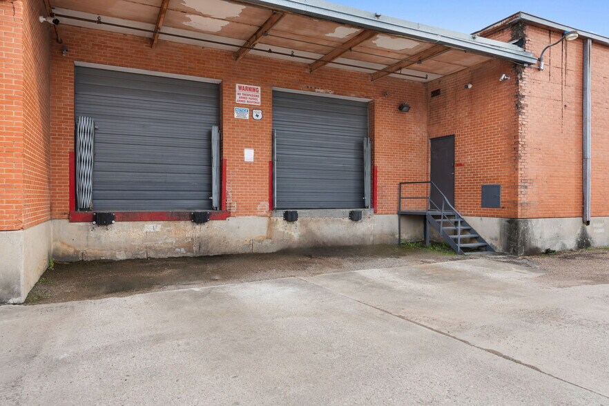 More Photos Of 8107 Chancellor Row, Dallas Warehouse For Lease