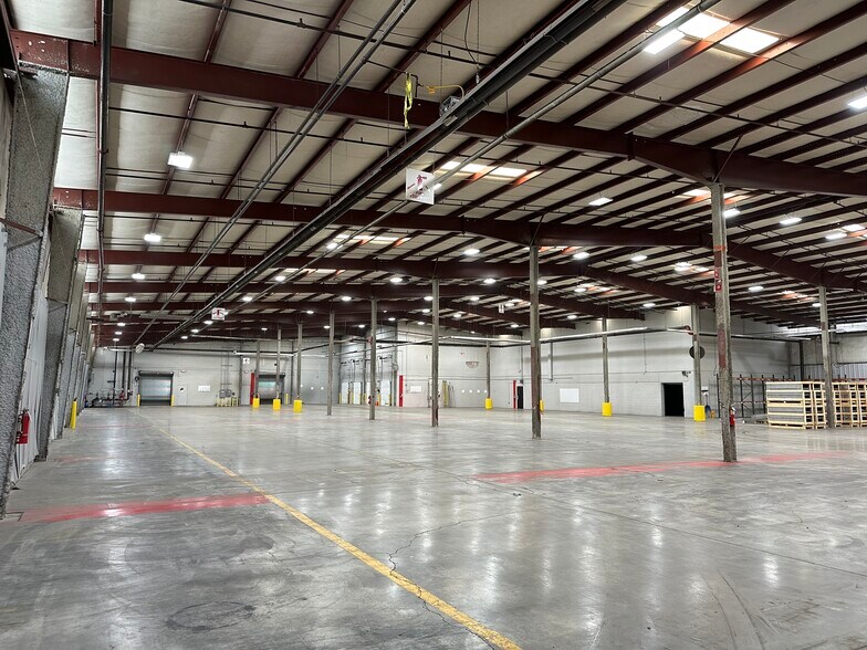 More Photos Of 12005 40,000 - 163,800 sf Available - Warren MI, Warren Distribution For Lease