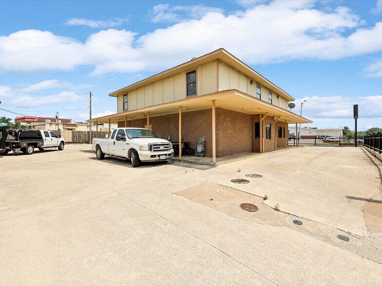 More Photos Of 1201 E Long Ave, Fort Worth General Retail For Sale