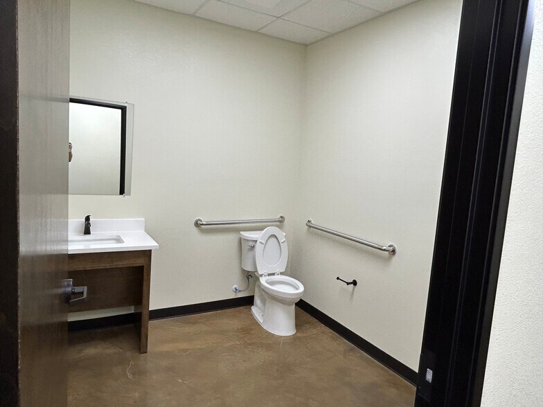 More Photos Of 2212 Saw Gin Road, Pecos Showroom For Lease