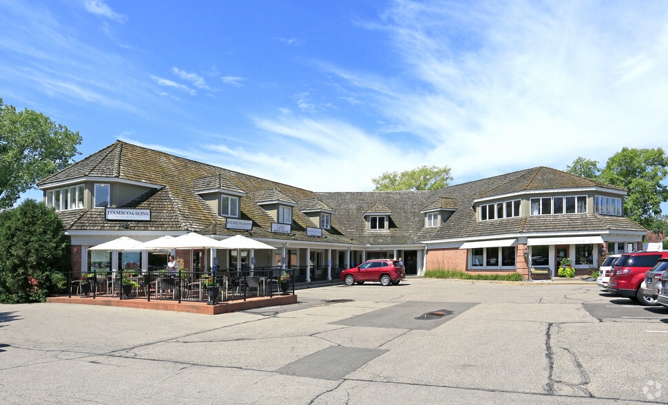 Primary Photo Of 744-810 Lake St E, Wayzata Unknown For Lease