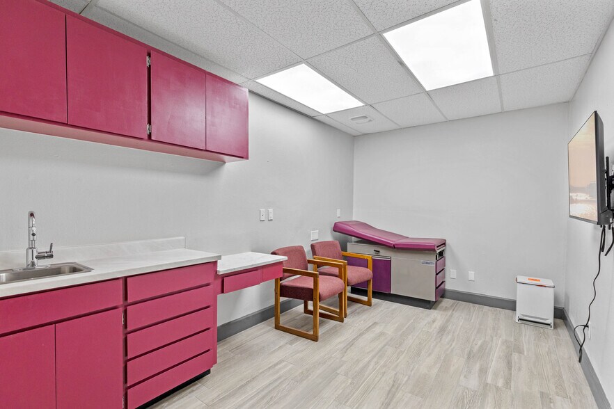 More Photos Of 901 N Grove St, Eustis Office For Sale