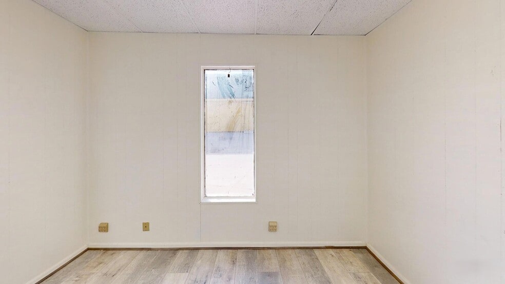 More Photos Of 1842 Bandera Rd, San Antonio Light Distribution For Sale
