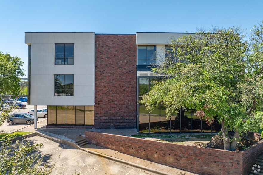 More Photos Of 6900 Anderson Blvd, Fort Worth Office For Sale