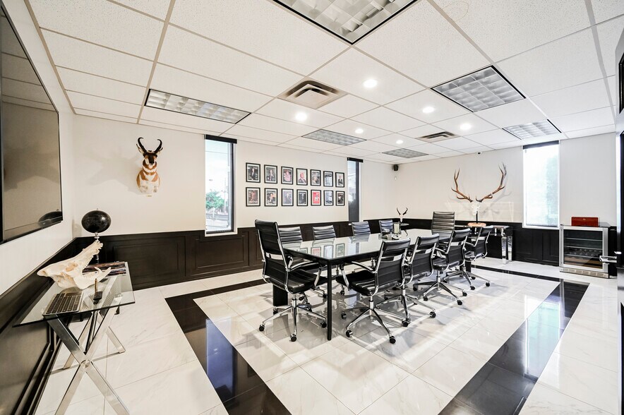 More Photos Of 630 S 3rd St, Las Vegas Office For Sale
