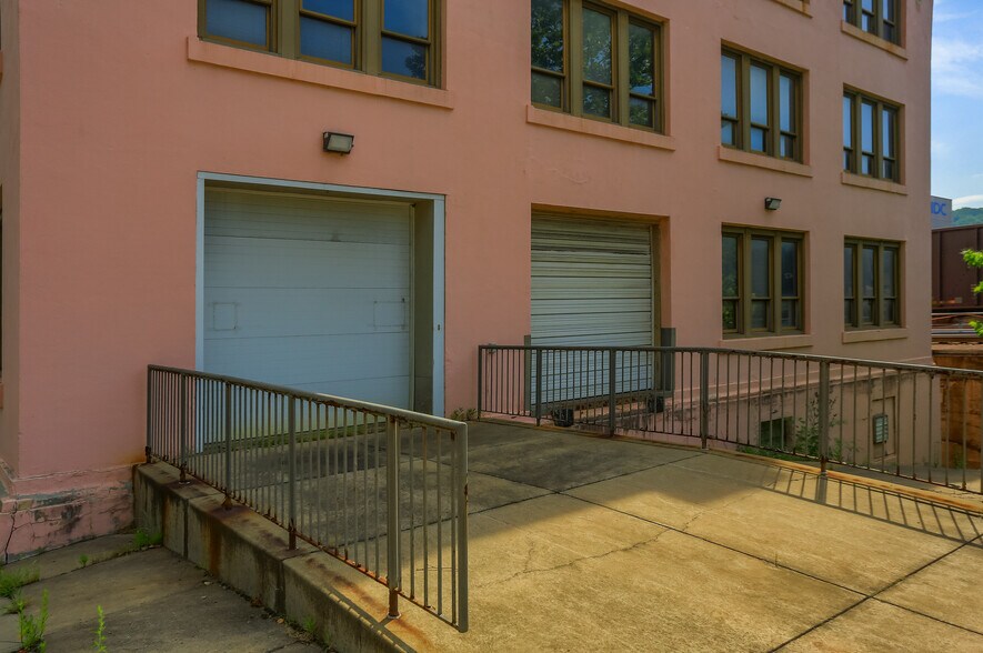 More Photos Of 664 Linden Ave, East Pittsburgh Flex For Sale