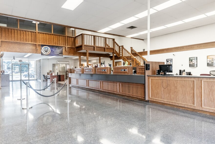 More Photos Of 890 W Lacey Blvd, Hanford Bank For Sale