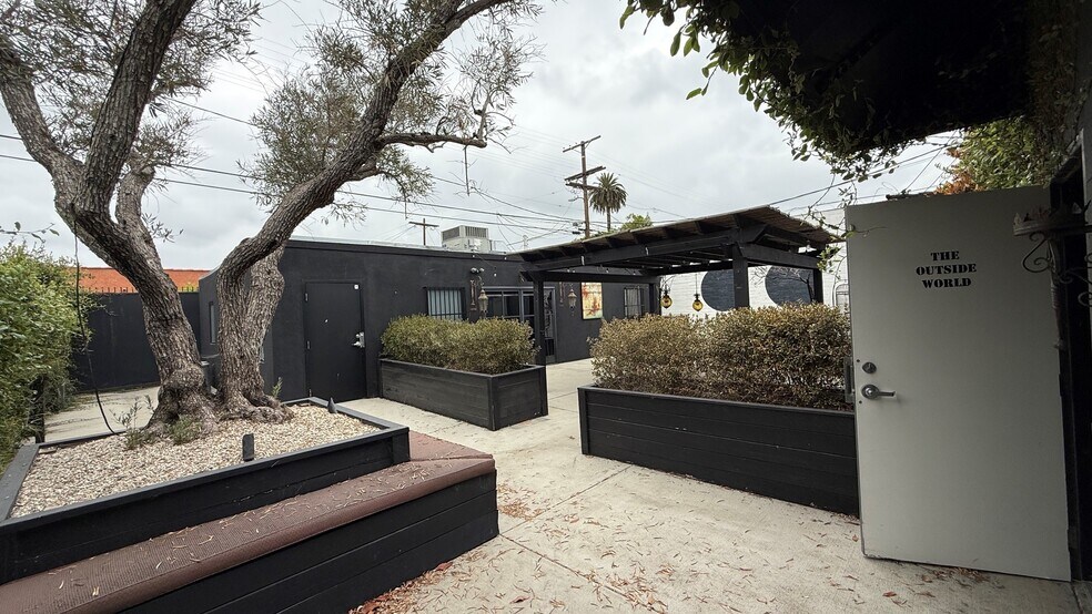 More Photos Of 3717 W Jefferson Blvd, Los Angeles Showroom For Lease