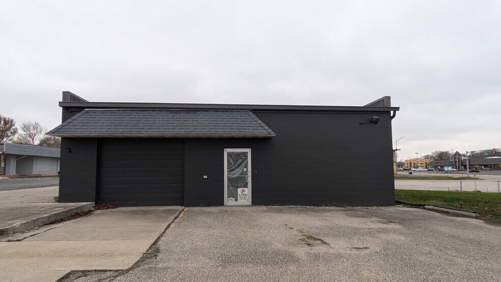 More Photos Of 3 Towanda Service Rd, Bloomington Flex For Sale