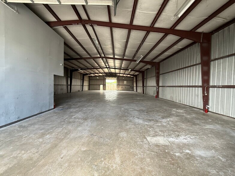 More Photos Of 9239 Alberene Dr, Houston Warehouse For Lease