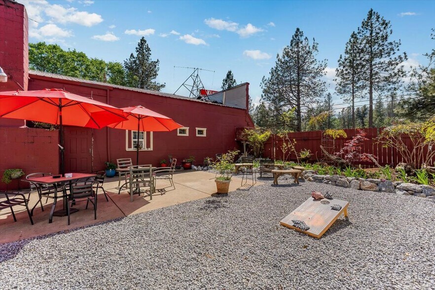 More Photos Of 21375 Main St, Lakehead General Retail For Sale