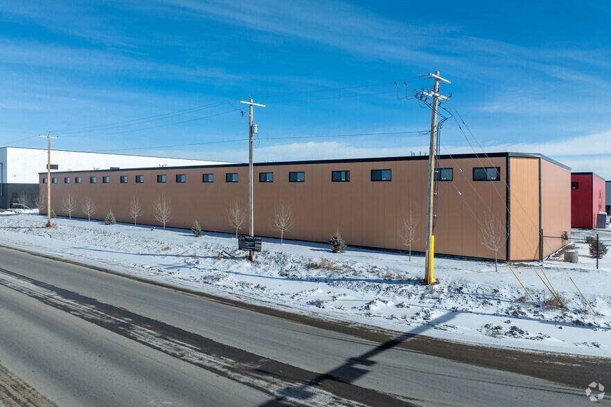 More Photos Of 12 Heatherglen Pl, Calgary Manufacturing For Lease