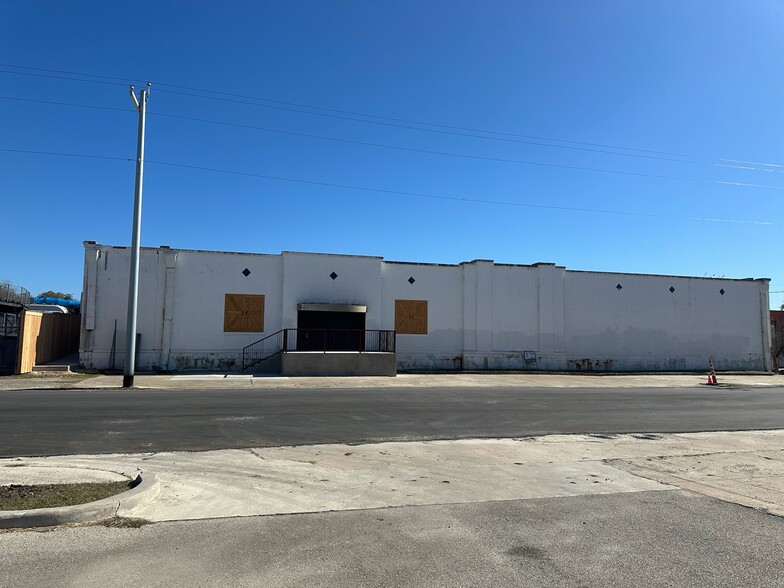 Primary Photo Of 1115 N Bowie St, Seguin Flex For Lease