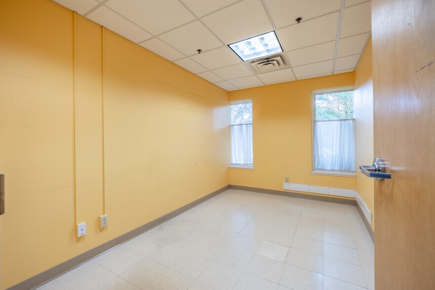 More Photos Of 980 Westfall Rd, Rochester Medical For Lease