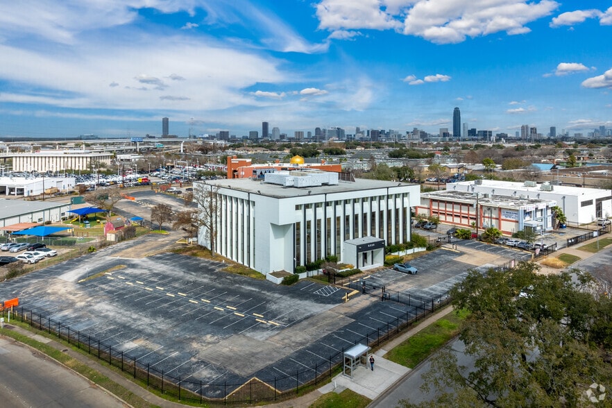 More Photos Of 6330 Gulfton St, Houston Office For Sale