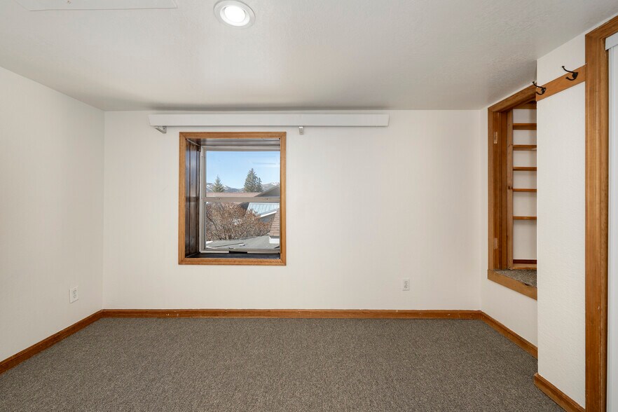 More Photos Of 695 Agate ave, Granby Flex For Sale