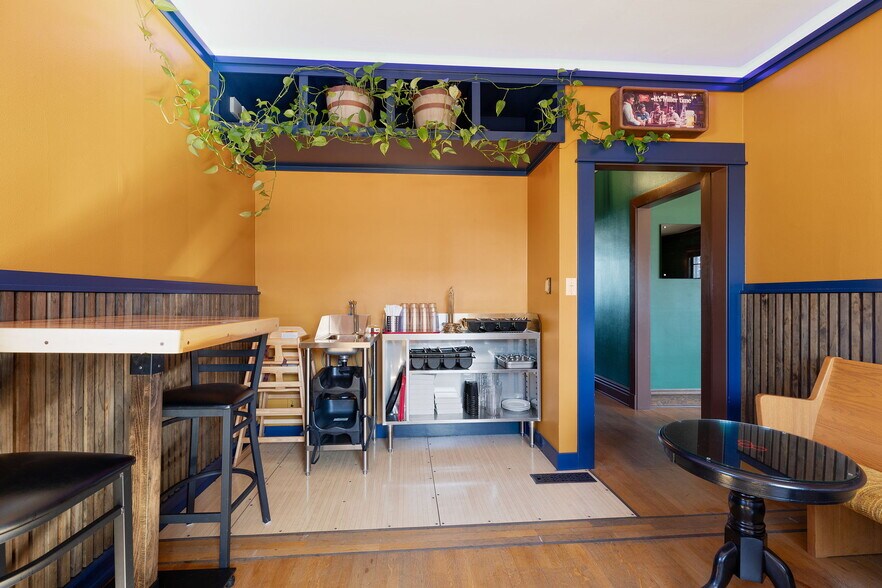 More Photos Of 883 SW Church St, Dallas Restaurant For Sale