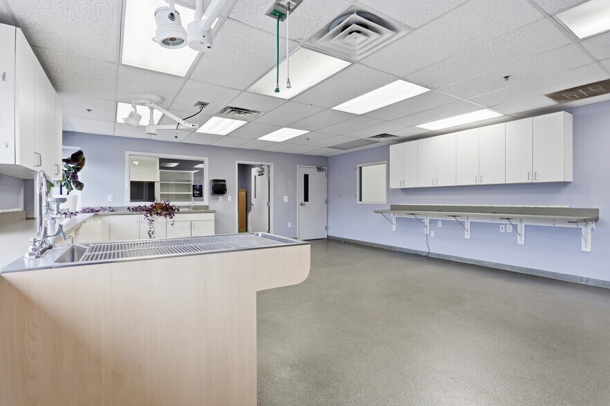 More Photos Of 180 Bear Hill Rd, Waltham Flex For Sale