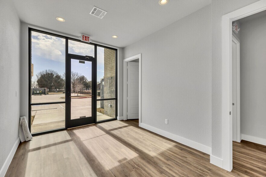 More Photos Of 1701 Fountainview Dr, Mansfield Office For Sale