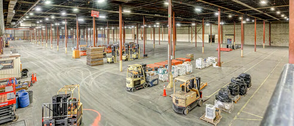 More Photos Of 2000 Rue Halpern, Montréal Distribution For Lease