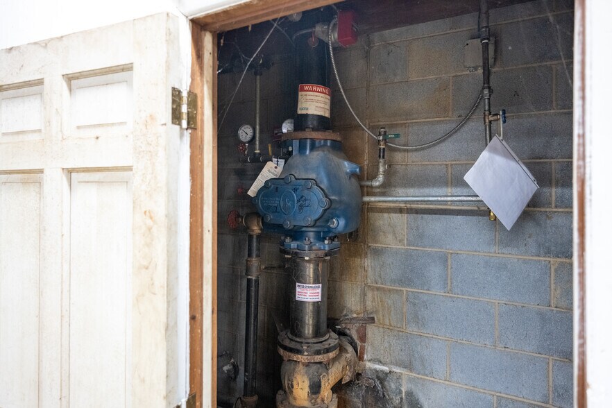 More Photos Of 100 E Newberry Ave, Liberty Manufacturing For Lease