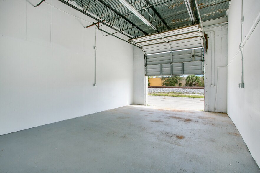 More Photos Of 1500-1536 S Dixie Hwy, Pompano Beach Showroom For Lease