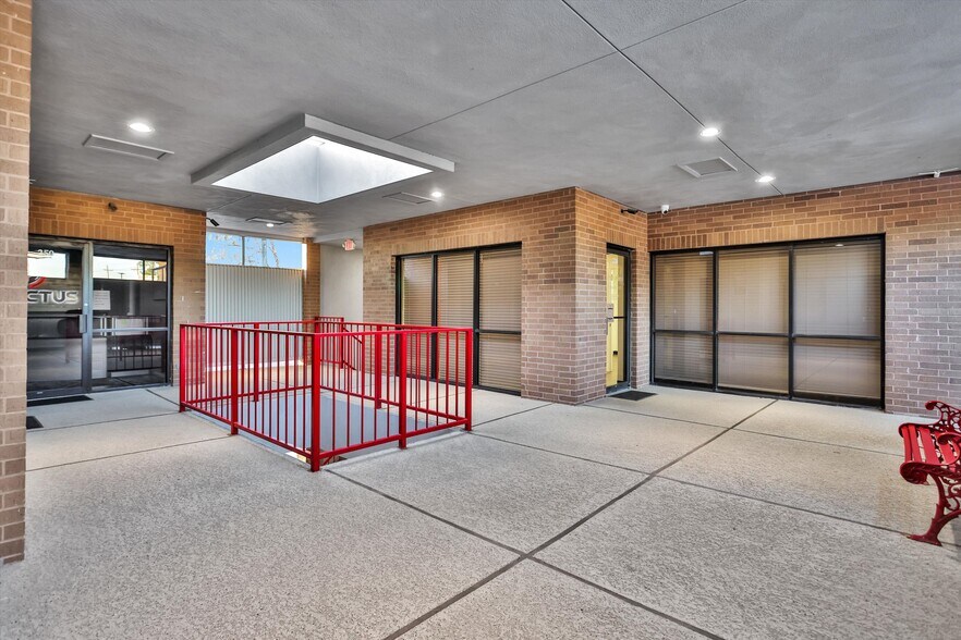 More Photos Of 3421 W Davis St, Conroe Medical For Lease