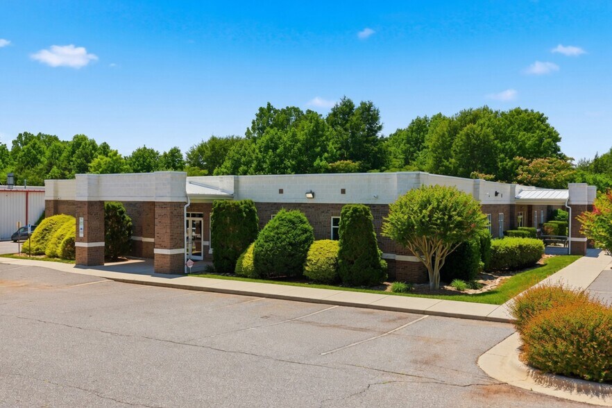 More Photos Of 1105 8th Court St SE, Hickory Office For Sale