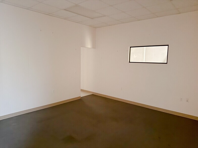 More Photos Of 909 Business Park Dr, Mission Office For Lease