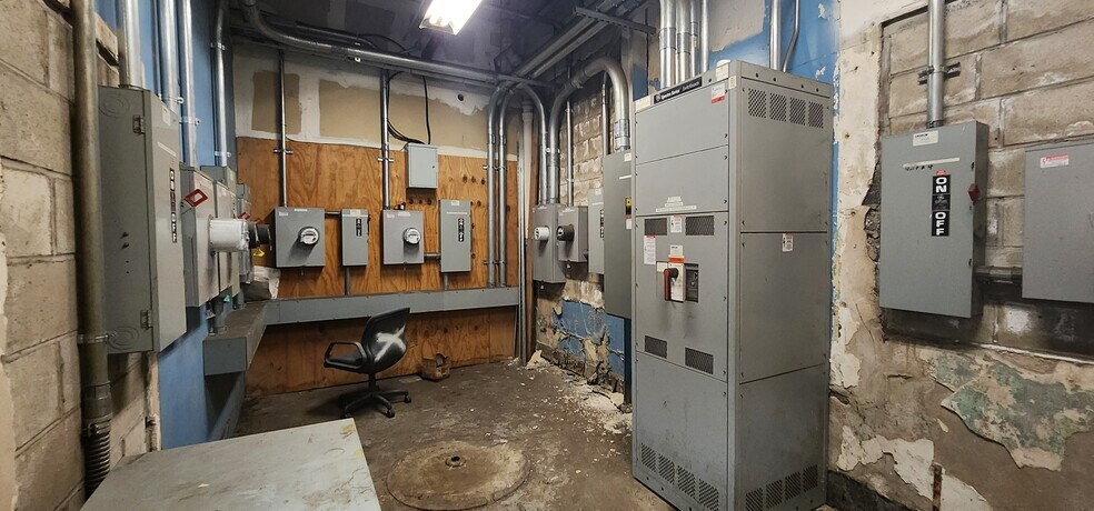 More Photos Of 237 E Aurora St, Waterbury Manufacturing For Lease