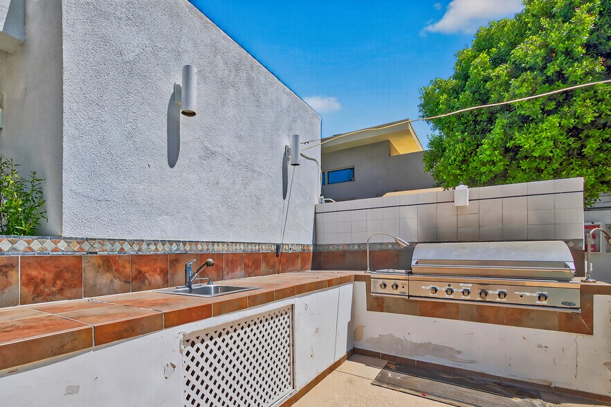 More Photos Of 67590 Jones Rd, Cathedral City Hotel For Sale