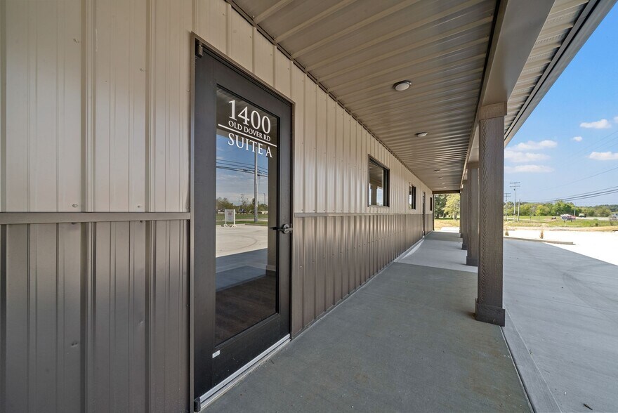 More Photos Of 1400 Dover Rd, Clarksville Showroom For Lease