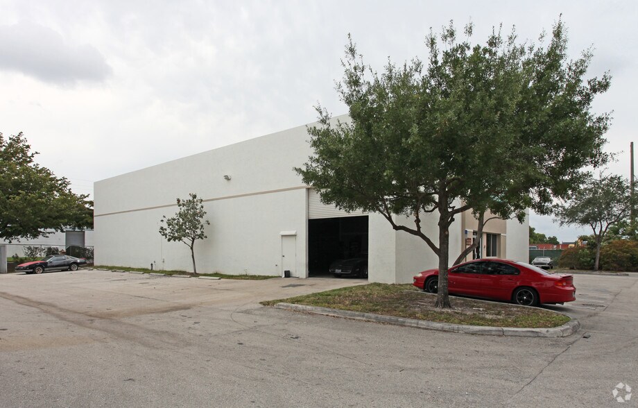 More Photos Of 1915 NW 40th Ct, Pompano Beach Warehouse For Lease