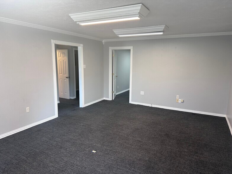 More Photos Of 567 E Highway 64, Conway Showroom For Lease