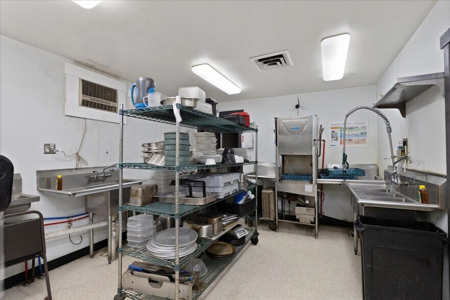 More Photos Of 122 W 6th St, Cheyenne Light Distribution For Lease