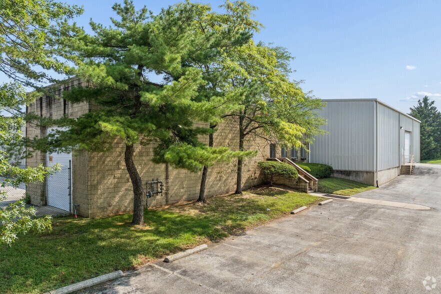 More Photos Of 3 McCullough Dr, New Castle Warehouse For Lease