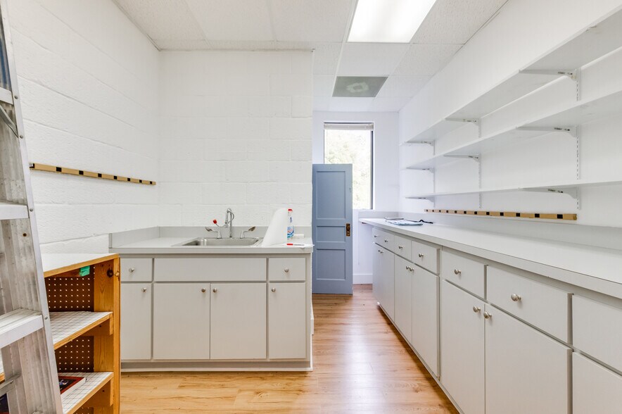 More Photos Of 16945 General Puller Hwy, Deltaville Office For Sale