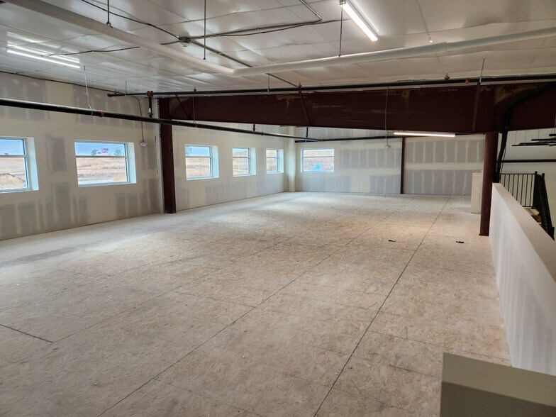 More Photos Of 1107 Southgate, Windsor Manufacturing For Lease