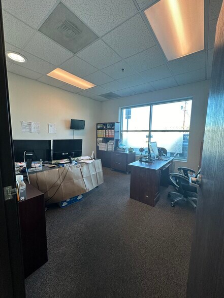 More Photos Of 7655 Kester Ave, Van Nuys Warehouse For Lease