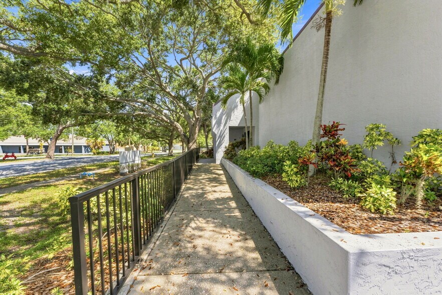 More Photos Of 1365 Hamlet Ave, Clearwater Flex For Lease