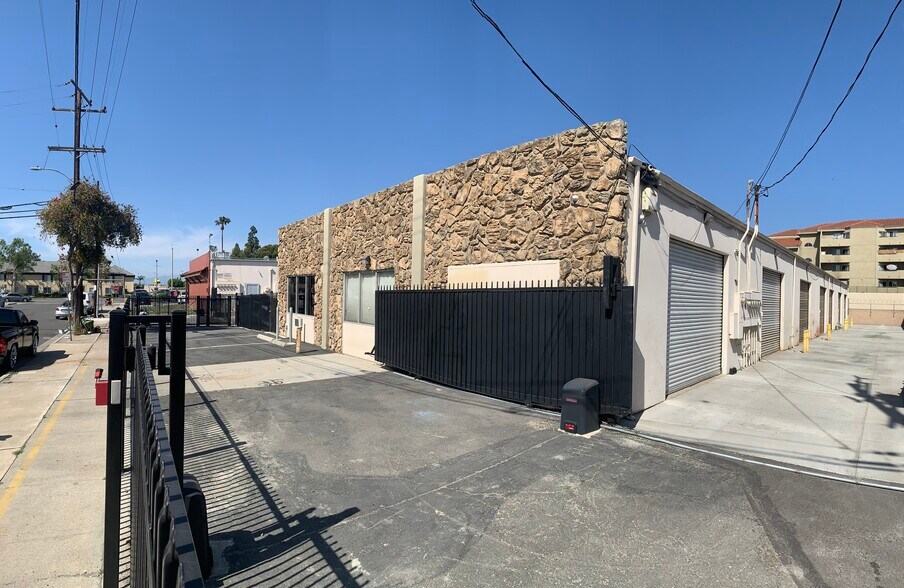 More Photos Of 11020-11040 Mercantile Ave, Stanton Warehouse For Lease