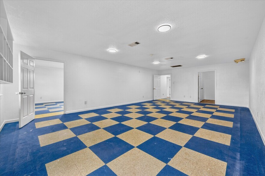 More Photos Of 936 E Highway 199, Springtown Freestanding For Sale
