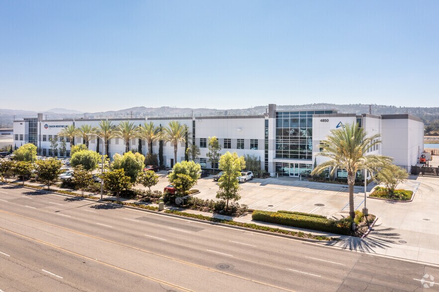 More Photos Of 4850-4852 E La Palma, Anaheim Warehouse For Lease