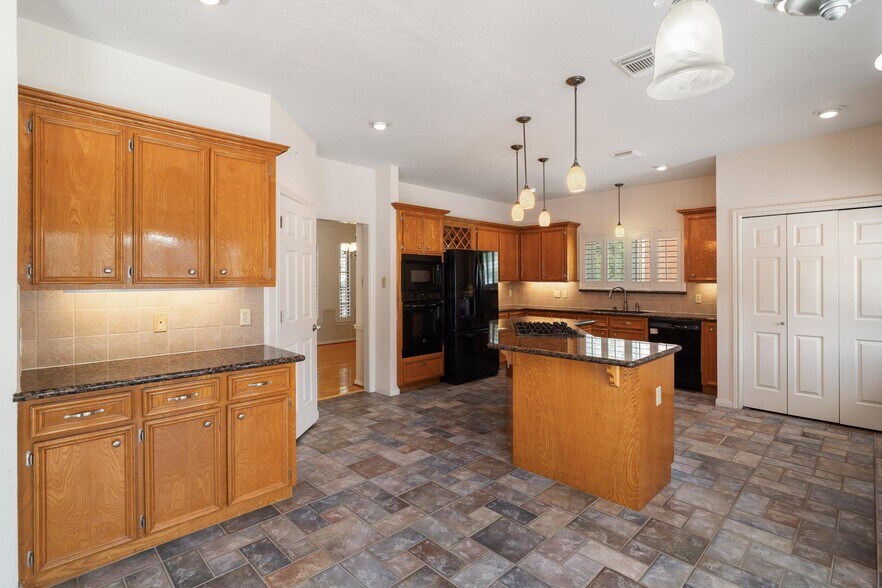 More Photos Of 124 Lake Point Dr, League City Specialty For Sale